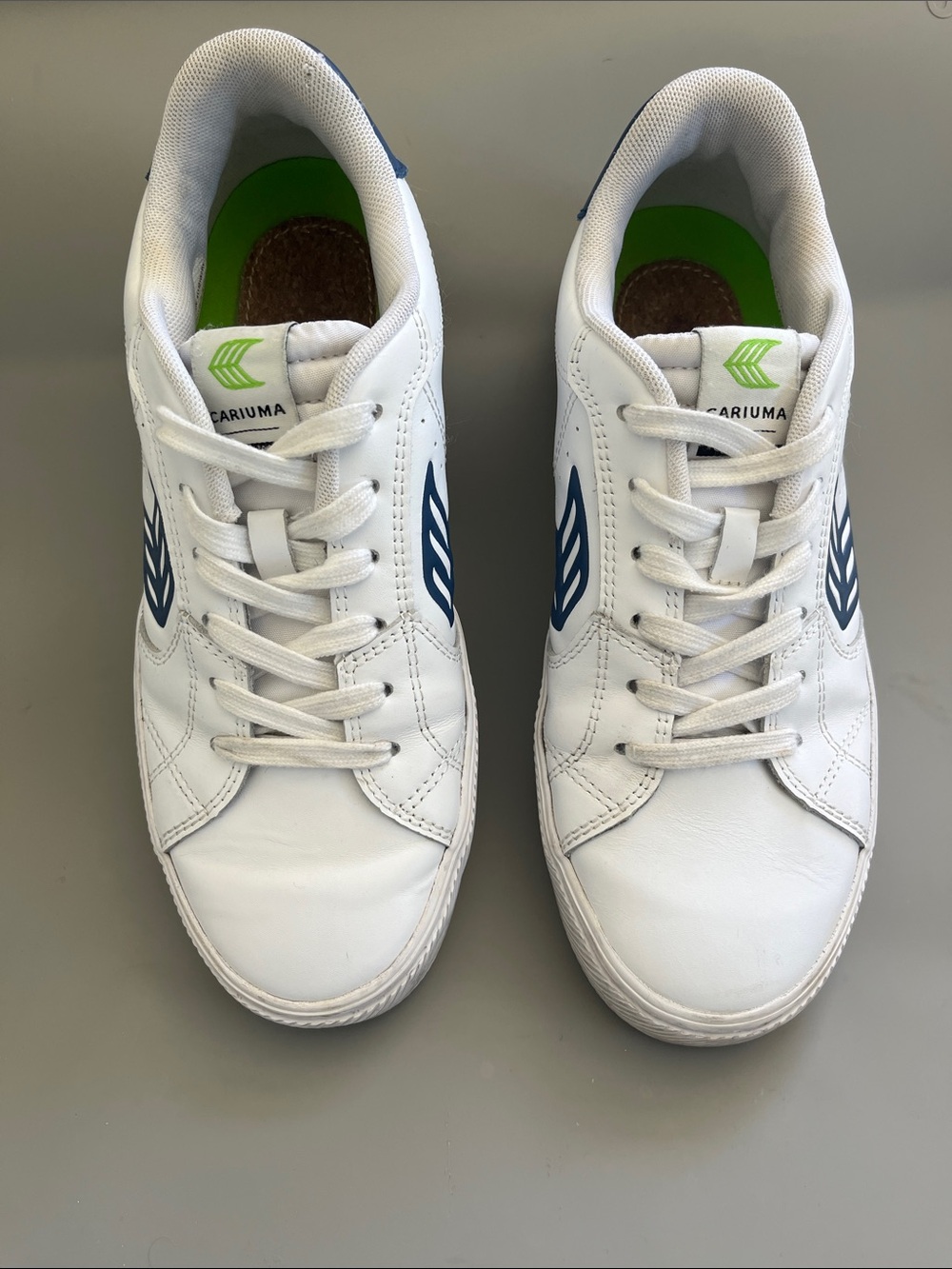 Women’s 8.5/Men’s 7 Cariuma Salvas White Sneakers with Navy Details